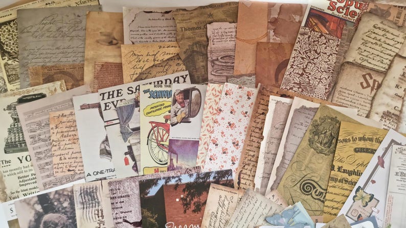 Op de afbeelding: Een verzameling vintage ephemera, waaronder verouderd papier, handgeschreven brieven en tijdschriftknipsels. Het assortiment bevat verschillende kleuren, texturen en ontwerpen, waardoor een nostalgische esthetiek ontstaat. Sommige stukken hebben zichtbare tekst en illustraties.