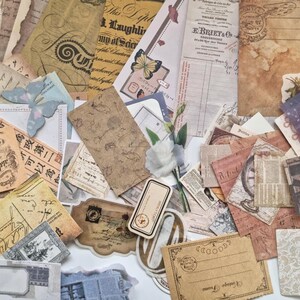 Op de afbeelding: Een verzameling vintage papieren ephemera, waaronder labels, ansichtkaarten en papieren met patronen. De papieren hebben verouderde texturen, vervaagde kleuren en handschrift, met vlinder- en bloemaccenten. Ideaal voor scrapbooking en knutselen.