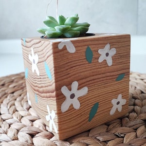 LovelyFlower Handgefertigter Holzorganisator, hölzerner Pflanztopf, hölzerner Stifthalter, Holzhandwerk, Schnitzholz, Blumentopf, hölzerner Stifthalter
