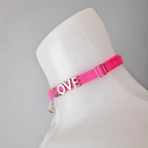 Gargantilla rosa neón personalizada, collar con nombre personalizado, gargantilla ajustable con letra de metal, regalo para ella, regalo para novia, regalo para papá.