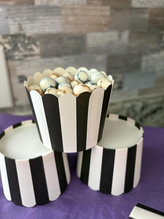 Black and White Striped Cupcake Liners: Festive Party Baking Cups