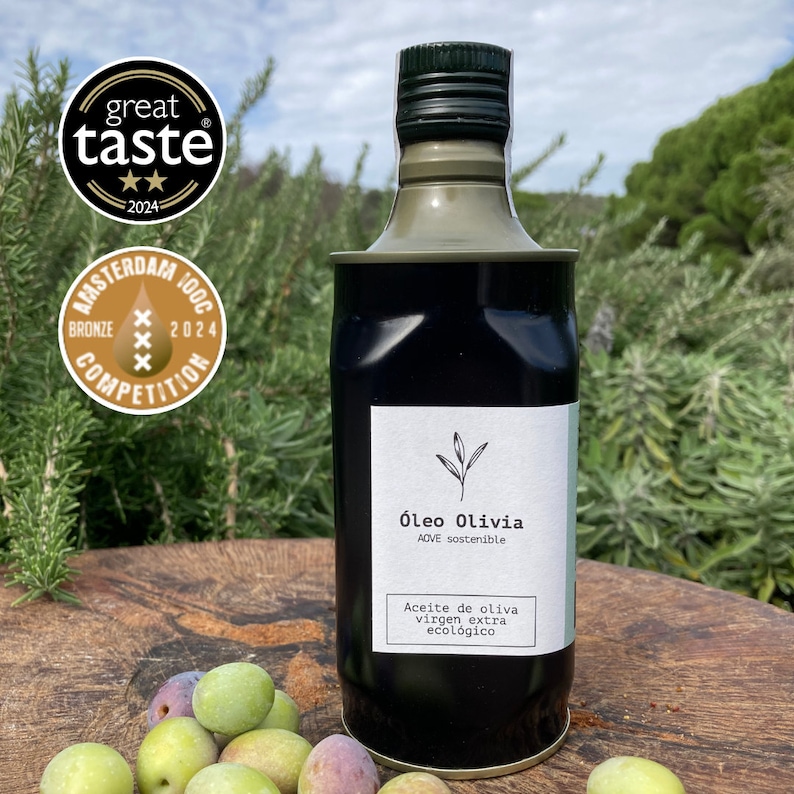 Square metal bottle of sustainable Óleo Olivia cold pressed organic extra virgin olive oil with great taste award 2 stars 2024 and bronze award in Amsterdam International Olive Oil Competition 2024