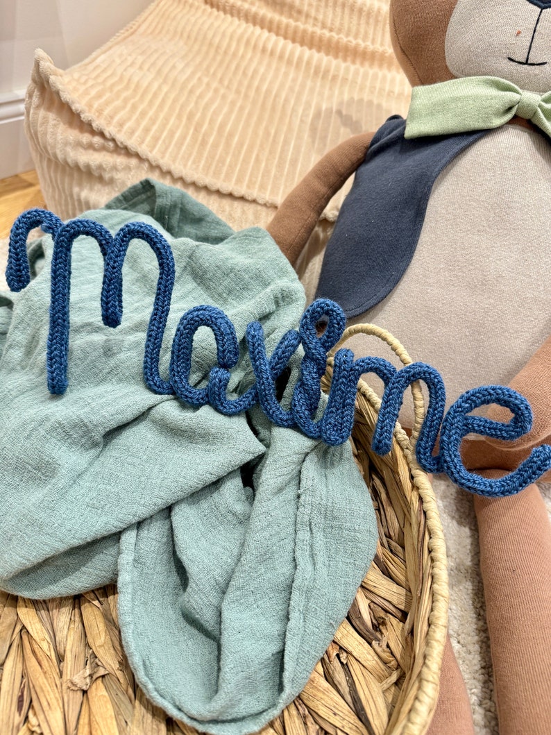 Personalisierter Schriftzug aus Draht und Wolle Türschild Namensschild Geschenk Taufe Geburt Hochzeit Platzkarte Buchstaben Strickname Bild 6