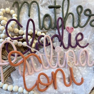 Namensschild Kinderzimmer Personalisierter Schriftzug aus Draht und Wolle Türschild Namensschild Geschenk Taufe Geburt Strickname Wollname