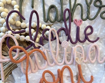Namensschild Kinderzimmer Personalisierter Schriftzug aus Draht und Wolle Türschild Namensschild Geschenk Taufe Geburt Strickname Wollname