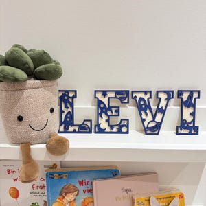 Letrero de puerta de astronauta espacial personalizado hecho de madera, placa de nombre para la habitación de los niños, decoración de la habitación de los niños, letrero de madera, letras de madera