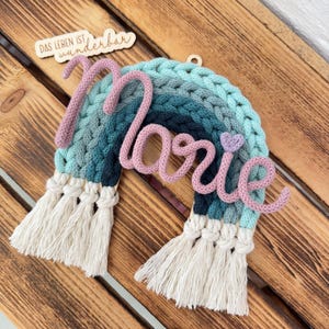 Arcobaleno in macramè, regalo per battesimo, personalizzato, nascita, arazzo da parete, cartello per porta, cameretta per bambini, cameretta per neonati