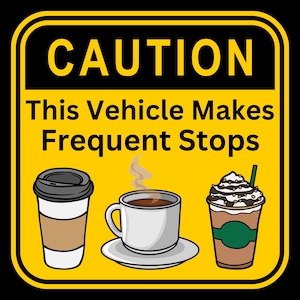 以下が含まれることがあります： 「注意 この車は頻繁に停車します」という黒い文字が書かれた黄色の注意標識。標識には、ブラックコーヒー、ラテ、アイスコーヒーの3種類のコーヒー飲料の画像が描かれている。