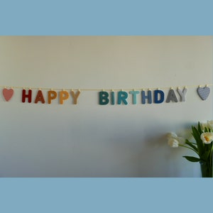 Guirlanda de feliz aniversário com enfeites, arco-íris nórdico, corrente de letras feita de letras de tecido, decoração de parede de aniversário, presente de nascimento