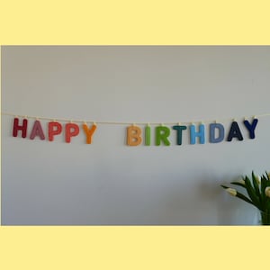 Girlande HAPPY BIRTHDAY, Regenbogen klein, Buchstabenkette aus Stoffbuchstaben, Wanddeko Geburtstag, Geschenk Geburt