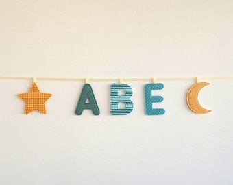 Naszyjnik z imieniem zaprojektowany indywidualnie z liter materiałowych z ozdobami, prezent z okazji narodzin/chrztu