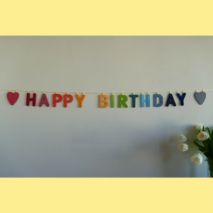 Guirlanda de FELIZ ANIVERSÁRIO com ENFEITES, pequeno arco-íris, corrente de cartas feita de letras de tecido, decoração de parede aniversário, presente de nascimento