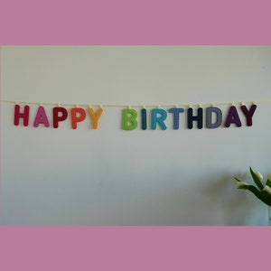 Guirlanda de feliz aniversário, grande arco-íris rosa a roxo, corrente de letras feita de letras de tecido, decoração de parede de aniversário, presente de nascimento