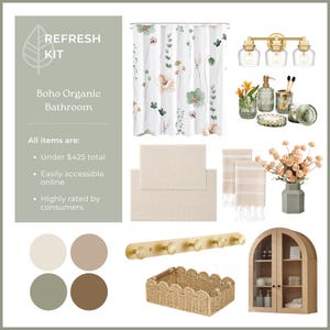 Puede incluir: Colección de artículos de baño Boho Organic. Incluye una cortina de ducha floral, una lámpara de tocador de tres luces, alfombras de baño, toallas, un jarrón de flores, un perchero de pared, una cesta de mimbre y un armario de madera.