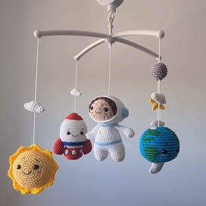 Handgemaakte astronaut amigurumi babymobiel - Ruimtethema babykamerdecoratie - Gehaakte zon, raket en aarde wiegmobiel - Kraamcadeau