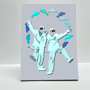 Pode incluir: Um cartão com uma ilustração fantasiosa de duas figuras em trajes azul claro, rodeadas por um círculo de peixes estilizados em tons de azul. As figuras gesticulam. O fundo é cinza liso.