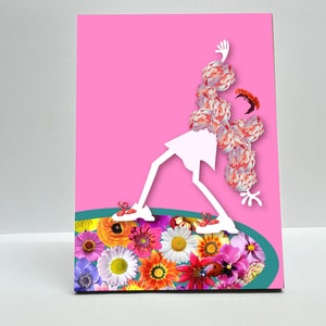 Pode incluir: Uma silhueta branca de uma pessoa com flores cor-de-rosa na cabeça e nos ombros, em pé sobre um leito de flores coloridas. O fundo é rosa.