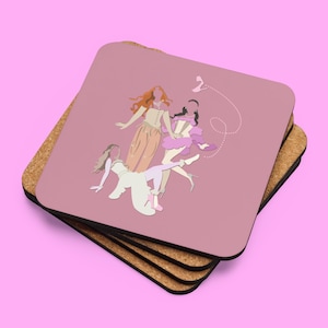 Peut inclure: Quatre dessous-de-verre roses et blancs avec un fond rose et une illustration de trois femmes en robes de couleurs différentes. Les femmes sont dans une pose ludique, l'une d'elles tenant une chaussure rose.