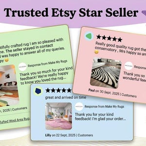 Puede incluir: Tres tarjetas de rese&ntilde;as de clientes con calificaciones de cinco estrellas sobre un fondo claro con el texto Trusted Etsy Star Seller. Las tarjetas son de color verde claro, rosa claro y azul claro, cada una con comentarios, fotos de alfombras y respuestas de Make My Rugs.