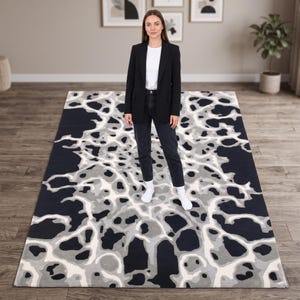 Alfombra de lana tejida a mano, diseño celular orgánico abstracto en negro y gris, alfombra moderna de mediados de siglo. imagen 15