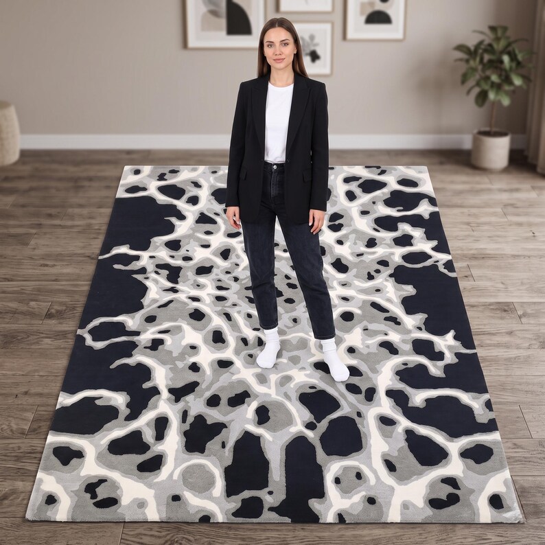 Alfombra de lana tejida a mano, diseño celular orgánico abstracto en negro y gris, alfombra moderna de mediados de siglo. imagen 15
