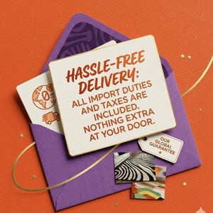 Puede incluir: Un sobre morado que contiene una tarjeta blanca con el texto HASSLE-FREE DELIVERY: ALL IMPORT DUTIES AND TAXES ARE INCLUDED. NOTHING EXTRA AT YOUR DOOR. Una peque&ntilde;a etiqueta dice OUR GLOBAL GUARANTEE, junto a dos muestras de tela estampadas.