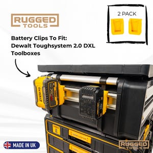 Może przedstawiać: Czarne i żółte klipsy do baterii przeznaczone do skrzynek narzędziowych Dewalt Toughsystem 2.0 DXL. Na zdjęciu klipsy trzymają żółte i czarne baterie. Tekst na zdjęciu to "RUGGED TOOLS" i "MADE IN UK".