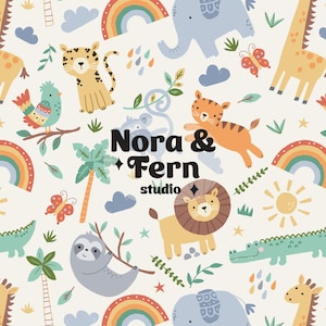 Peut inclure: Un motif fantaisiste avec divers animaux de la jungle, dont une girafe, un lion, un tigre et un éléphant, ainsi que des arcs-en-ciel, des nuages et des papillons. Le texte "Nora & Fern studio" est également inclus. La palette de couleurs comprend des tons pastel de jaune, orange, bleu et vert.
