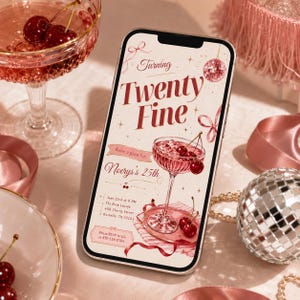 Puede incluir: Un tel&eacute;fono inteligente muestra una invitaci&oacute;n de fiesta con el texto "Turning Twenty Fine". La invitaci&oacute;n presenta una copa de c&oacute;ctel con cerezas, una bola de discoteca y detalles de cinta. Tambi&eacute;n se ven otras copas con cerezas y una bola de discoteca.