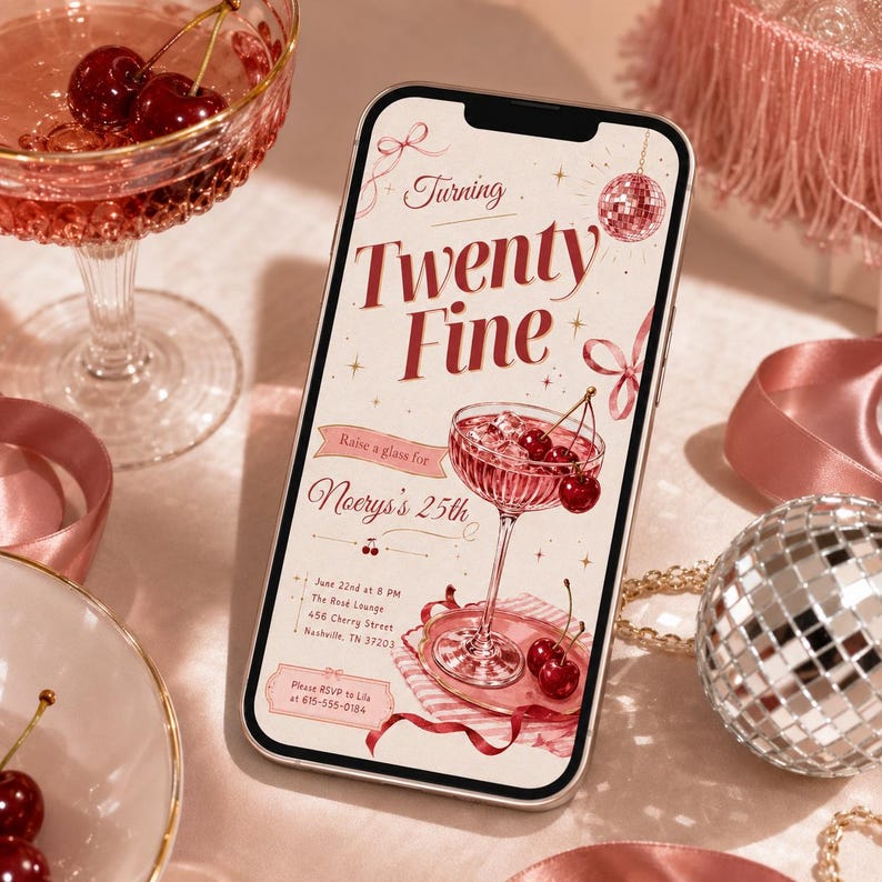 Puede incluir: Un tel&eacute;fono inteligente muestra una invitaci&oacute;n de fiesta con el texto "Turning Twenty Fine". La invitaci&oacute;n presenta una copa de c&oacute;ctel con cerezas, una bola de discoteca y detalles de cinta. Tambi&eacute;n se ven otras copas con cerezas y una bola de discoteca.