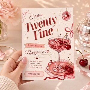 Puede incluir: Una invitaci&oacute;n a una fiesta con el texto "Turning Twenty Fine" en escritura burdeos. Se presenta un c&oacute;ctel con cerezas, junto con una bola de discoteca y el texto "Noery's 25th". La invitaci&oacute;n incluye detalles del evento.