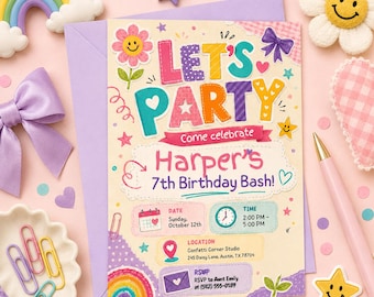 Invitación de cumpleaños estilo preppy con margarita sonriente retro ¡Vamos a festejar! Invitación de cumpleaños estilo retro con parche universitario, plantilla de Canva con cara sonriente ¡Vamos a festejar!