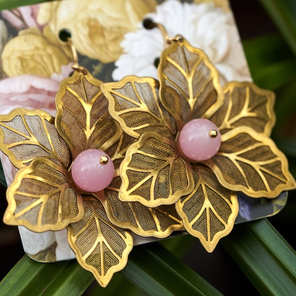 Boucles d'oreilles EDEN faites main avec des pétales en laiton doré filigrane et des perles de verre japonaises anciennes.