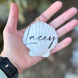 Shell name place cards, Wedding name place cards, personalized shell seating chart placeholders, customized calligraphy name cards