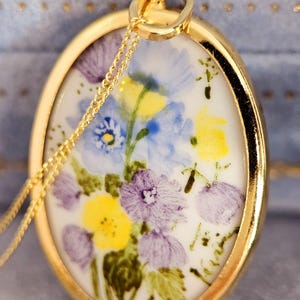 Colar oval vintage de ouro amarelo 18 quilates com flor azul pintada - 40 cm de comprimento - Presentes - 18 quilates imagem 4