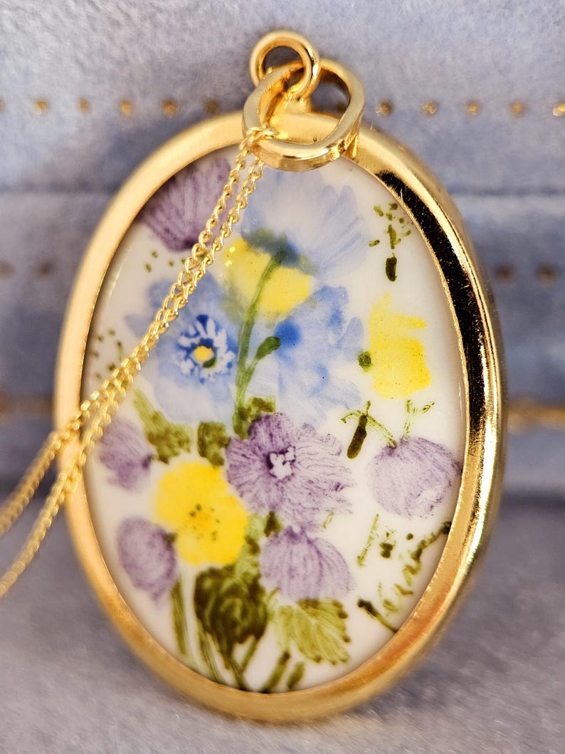 Colar oval vintage de ouro amarelo 18 quilates com flor azul pintada - 40 cm de comprimento - Presentes - 18 quilates imagem 4