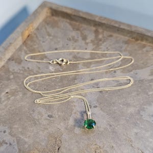 9ct Yellow Gold 0.30ct Emerald Pendant with 16&quot; 9ct Yellow Gold Curb Chain Necklace May Birthstone Gifts for Her Graduation Birthday