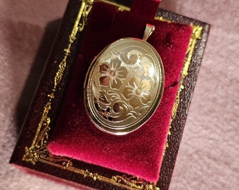 Large Vintage 9ct Gold Oval Foliate Locket Circa 1990 Flower Textured Engraved | 3.66grams | 3.2cm tall x 2cm wide