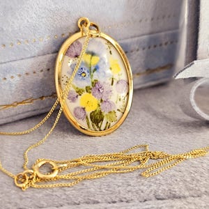 Colar oval vintage de ouro amarelo 18 quilates com flor azul pintada - 40 cm de comprimento - Presentes - 18 quilates imagem 1