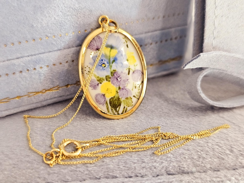 Colar oval vintage de ouro amarelo 18 quilates com flor azul pintada - 40 cm de comprimento - Presentes - 18 quilates imagem 1