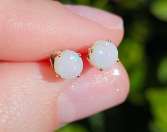 Pendientes de oro amarillo de 9 quilates con ópalo: Pendientes de piedras preciosas naturales, piedra natal de octubre.