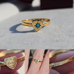 Puede incluir: Un anillo de oro con una cara en forma de corazón. El corazón presenta una piedra turquesa y un diseño de estrella. El anillo tiene texto grabado en la banda y el corazón. El anillo es una joya.