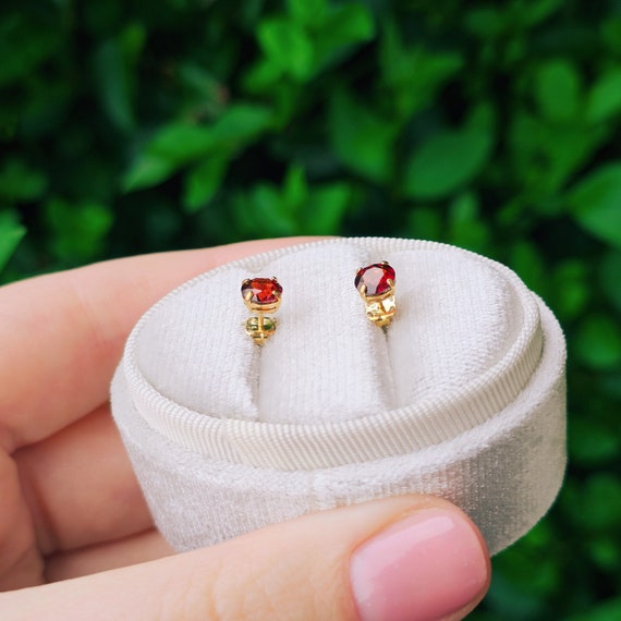 Orecchini A Perno In Oro Giallo 9kt Con Granato E Zirconia Cubica 5mm, Fatti A Mano UK, In Confezione Regalo
