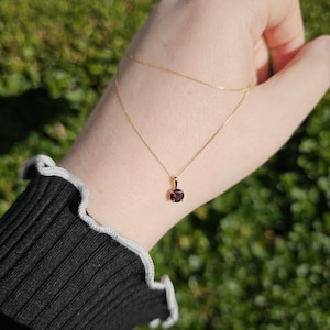 9ct Yellow Gold 0.30ct Garnet Pendant with 16&quot; 9ct Yellow Gold Curb Chain Necklace January Birthstone Gifts for Her Graduation Birthday
