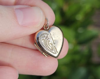 Gold Heart Scroll Foliate Double Opening Locket - Vintage Pendant - Charlotte Gold - Locket Precious Memories