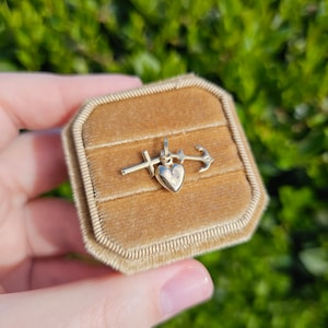 Klasyczny 9-karatowy żółty złoty wisiorek Wiara, Nadzieja i Miłosierdzie - Charlotte Gold Vintage Solid 9k Charms i wisiorki Religia i duchowość