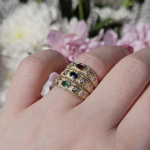 Set van drie vintage 9 kt gouden ringen met meerdere edelstenen: robijn, saffier, smaragd, diamant maat O