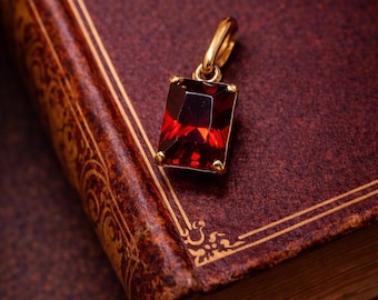 9ct Yellow Gold Garnet Pendant