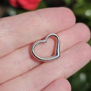 Modern 18ct White Gold Italian Floating Heart Charm - 18k 750 Pendants 0.90 grams 1.4cm x 1.8cm Solid Gold
