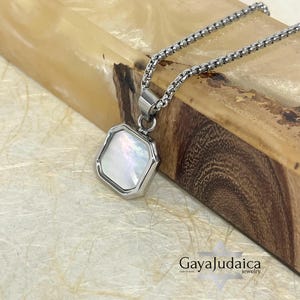 Collar de piedra blanca grabado personalizado para hombre: regalo único para el Día del Padre. Joyería personalizada de Israel.